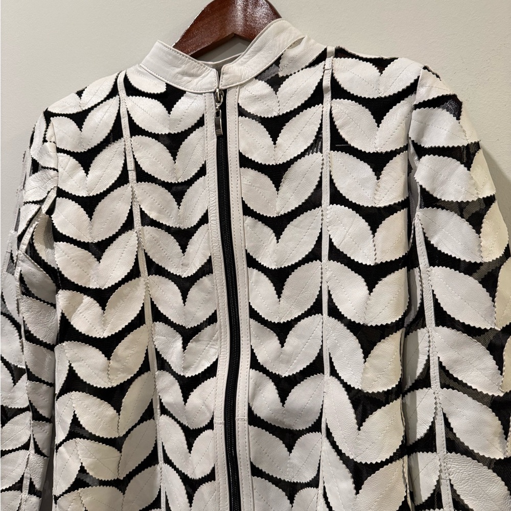 Chic White Leaf Pattern Blazer Size S - image 5